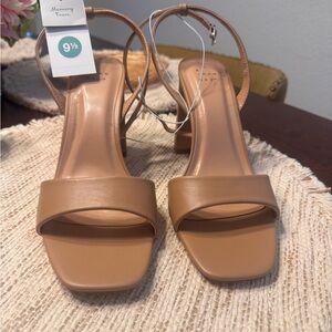 Women’s 9.5 Nude Heels